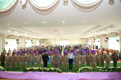 ร่วมพิธีพระราชทานเมล็ดพันธุ์ข้าวหอมมะลิ 105 ... Image 1