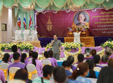 ร่วมพิธีพระราชทานเมล็ดพันธุ์ข้าวหอมมะลิ 105 ... Image 1