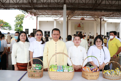 พิธีทำบุญตักบาตรถวายพระกุศล งานฉลองพระชนมายุ 8 รอบ ... Image 1