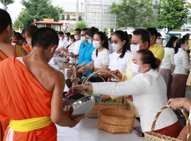 พิธีทำบุญตักบาตรถวายพระกุศล งานฉลองพระชนมายุ 8 รอบ ... Image 3