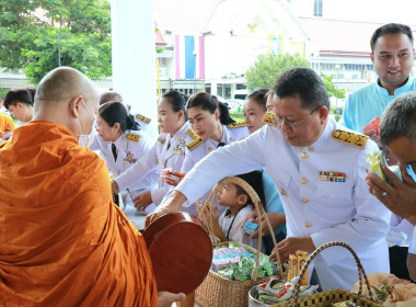 ร่วมพิธีทำบุญตักบาตรพระสงฆ์ 92 รูป ... Image 3