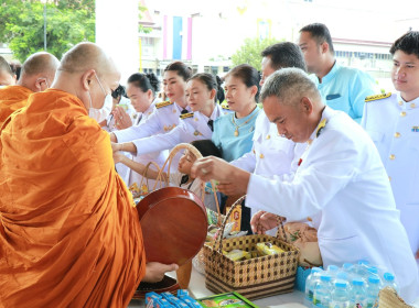 ร่วมพิธีทำบุญตักบาตรพระสงฆ์ 92 รูป ... Image 4