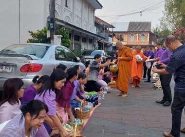 ร่วมกิจกรรม &quot;ตักบาตรย้อนยุค วิถีถิ่น วิถีไทย ถนนคนเดินยโสธร ... Image 4