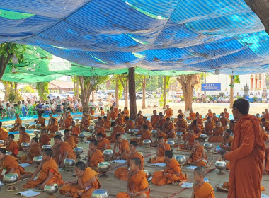 เข้าร่วมกิจกรรมทำบุญตักบาตรเฉลิมพระเกียรติพระบาทสมเด็จพระเจ้าอยู่หัว เนื่องในโอกาสมหามงคลเจริญพระชนมพรรษา ๖ รอบ ๗๒ พรรษา ... Image 1