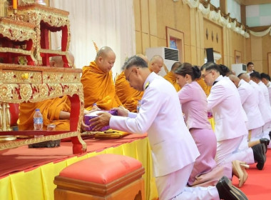 ร่วมพิธีทำบุญตักบาตรถวายพระราชกุศล ... Image 3