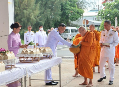 ร่วมพิธีทำบุญตักบาตรถวายพระราชกุศล ... Image 1