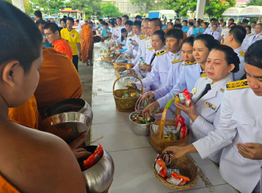 ร่วมพิธีเจริญพระพุทธมนต์และทำบุญตักบาตรพระสงฆ์ 93 รูป ... Image 6