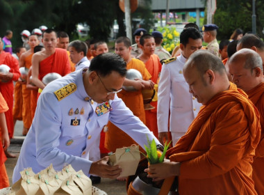 ร่วมพิธีเจริญพระพุทธมนต์และทำบุญตักบาตรพระสงฆ์ 93 รูป ... Image 1