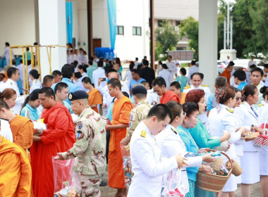 ร่วมพิธีเจริญพระพุทธมนต์และทำบุญตักบาตรพระสงฆ์ 93 รูป ... Image 3