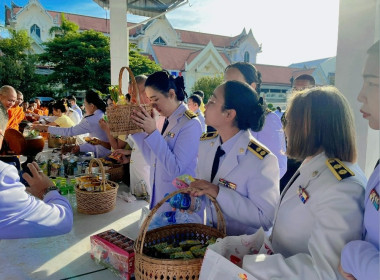 ร่วมพิธีเจริญพระพุทธมนต์และทำบุญตักบาตรถวายพระราชกุศล Image 2