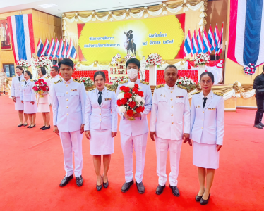 ร่วมพิธีเจริญพระพุทธมนต์และทำบุญตักบาตรถวายพระราชกุศลและพิธีวางพานพุ่มดอกไม้ถวายราชสักการะ เนื่องในงานรัฐพิธีวันสมเด็จพระเจ้าตากสินมหาราช ประจำปี 2567 ... Image 1